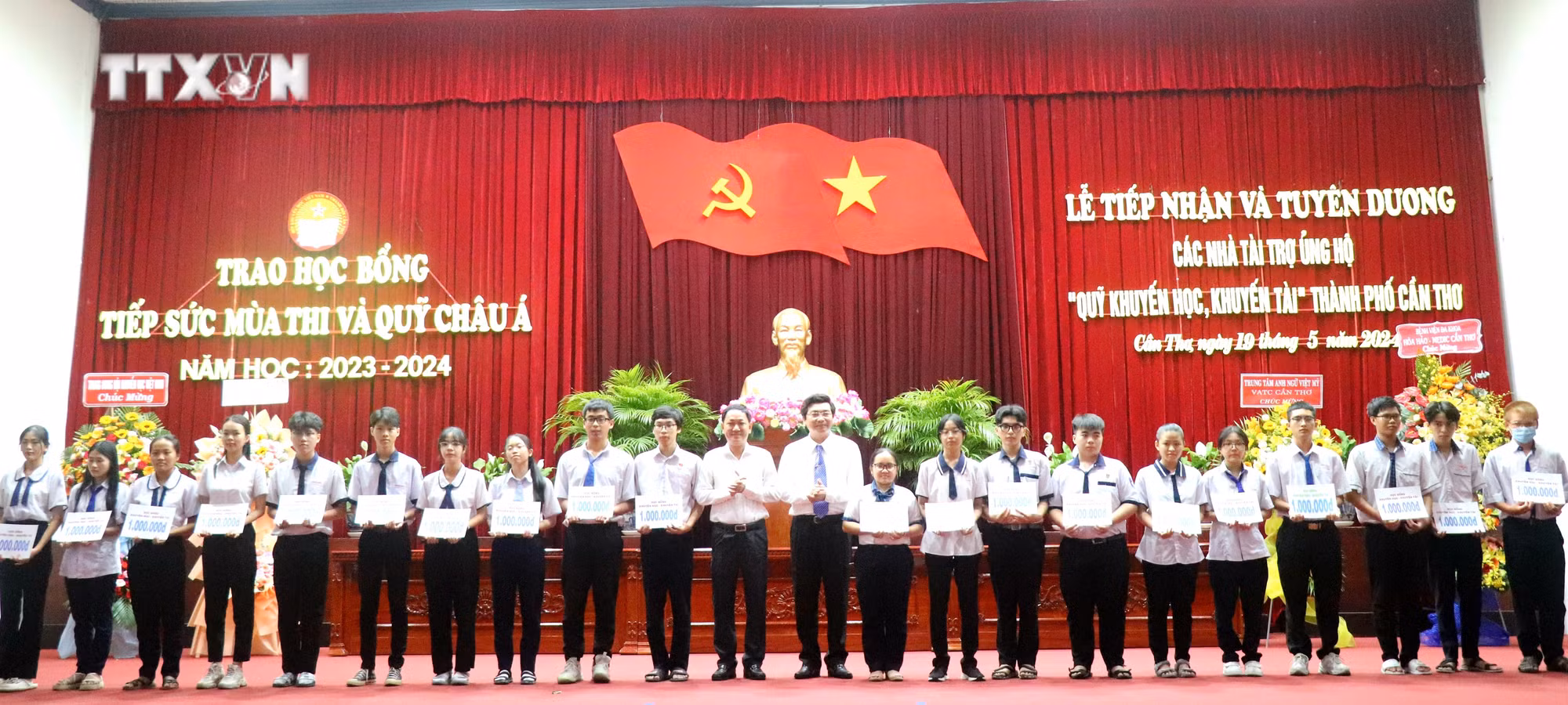 vna_potal_can_tho_trao_tren_200_suat_hoc_bong_cho_hoc_sinh_co_hoan_canh_kho_khan_hieu_hoc_7384055.jpg