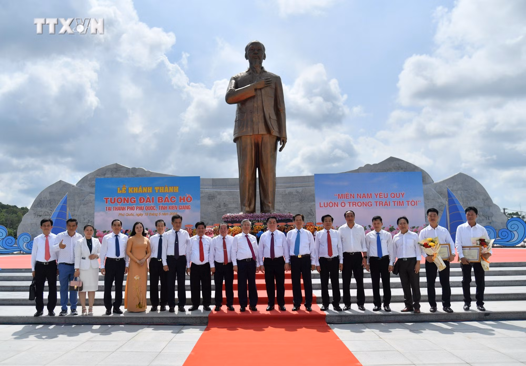 vna_potal_134_nam_ngay_sinh_chu_tich_ho_chi_minh_khanh_thanh_tuong_dai_chu_tich_ho_chi_minh_tai_thanh_pho_phu_quoc__7384044.jpg