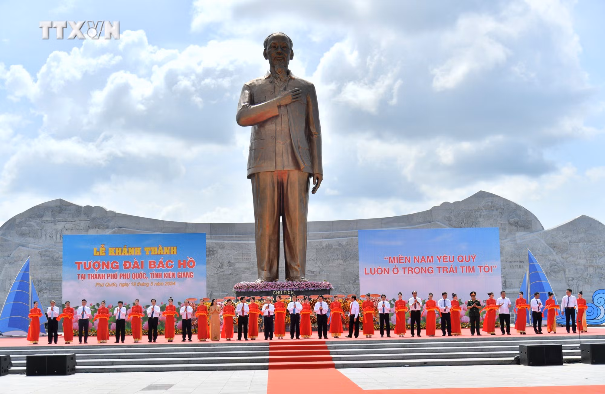 vna_potal_134_nam_ngay_sinh_chu_tich_ho_chi_minh_khanh_thanh_tuong_dai_chu_tich_ho_chi_minh_tai_thanh_pho_phu_quoc__7384040.jpg