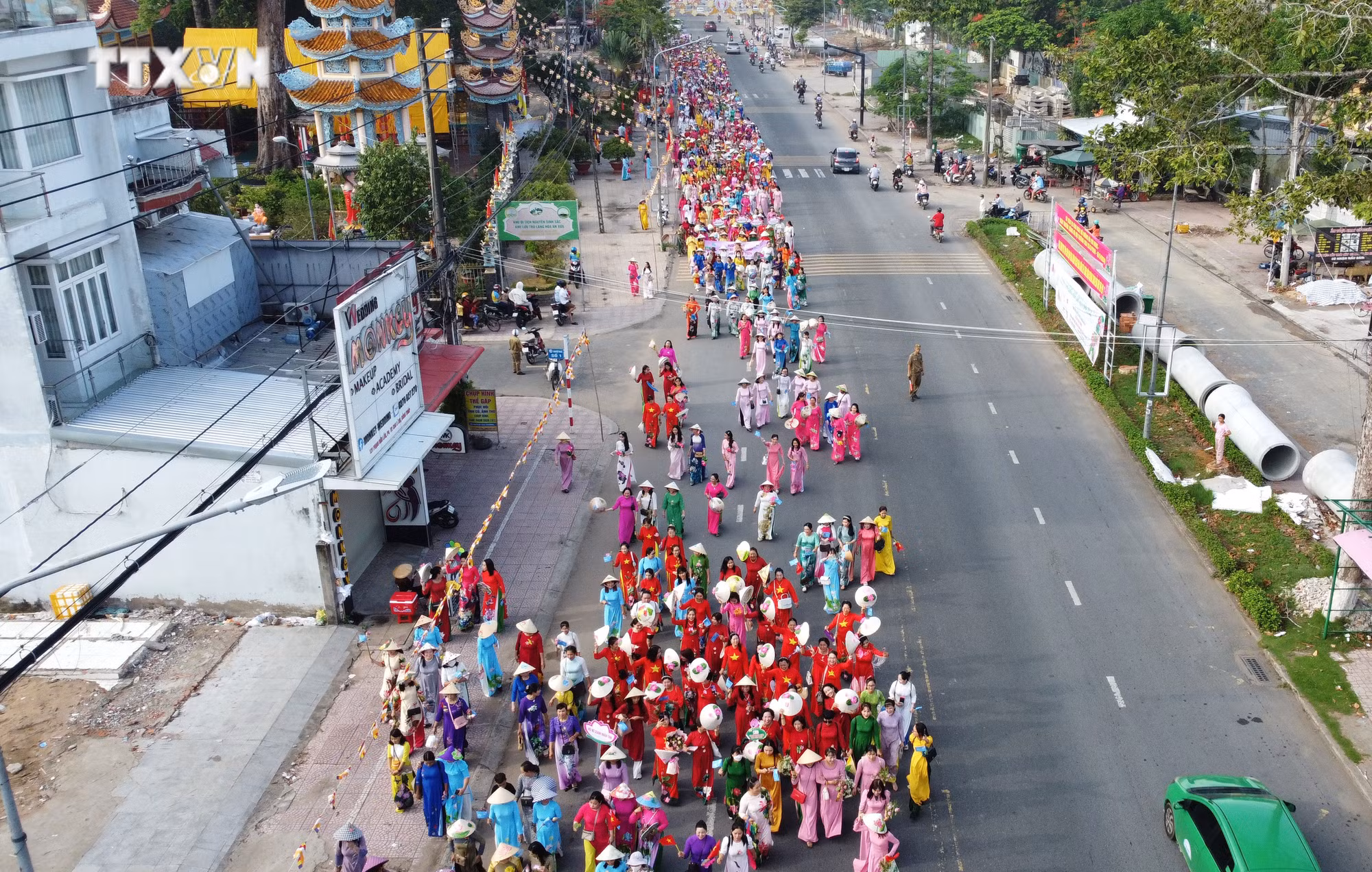 vna_potal_134_nam_ngay_sinh_chu_tich_ho_chi_minh_5500_phu_nu_dong_thap_dieu_hanh_ao_dai_“rang_ngoi_sac_sen”_7383900.jpg