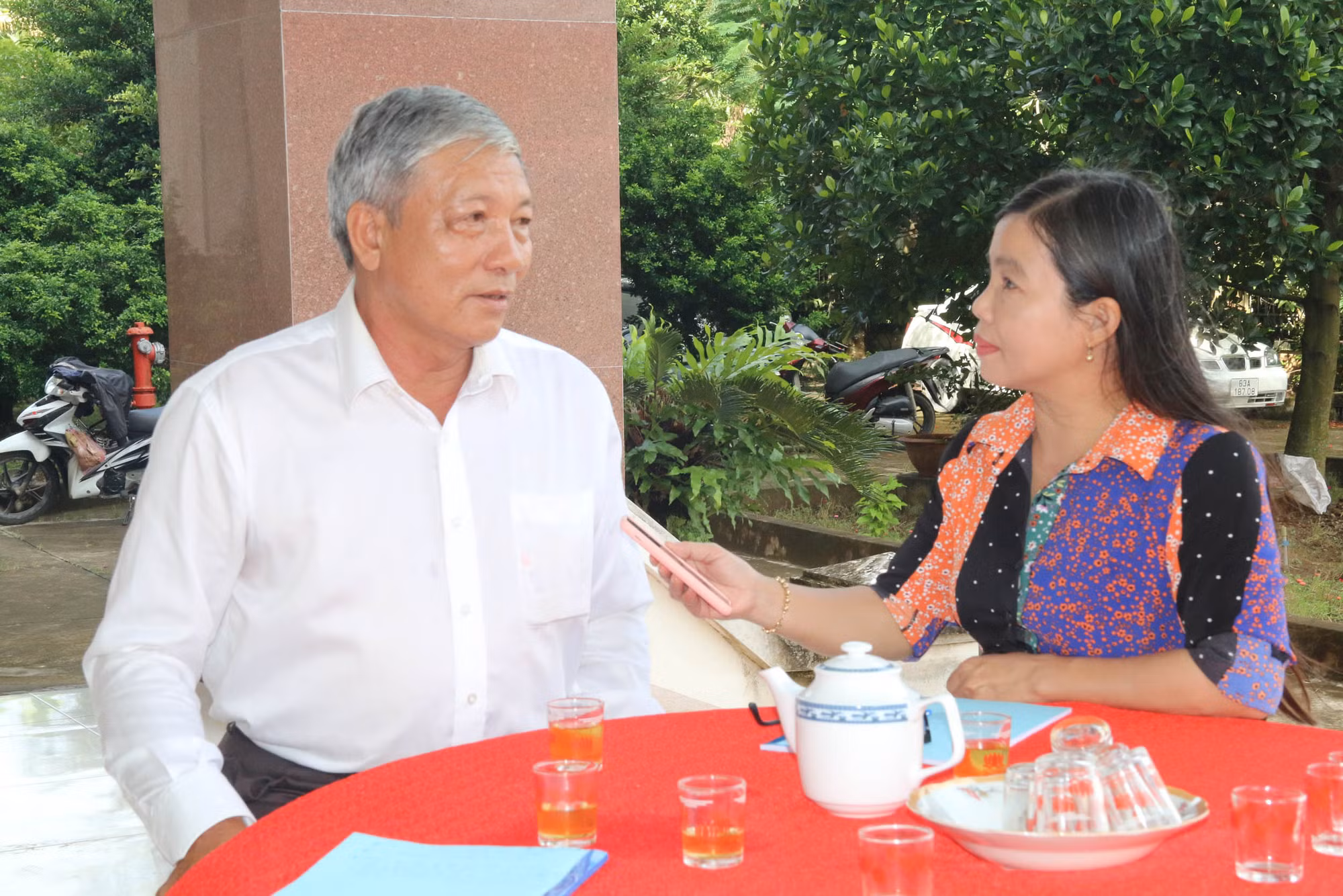 Ông Phạm Văn Lẹ (ấp Kênh Nhiếm, xã Phú Thạnh, huyện Tân Phú Đông, tỉnh Tiền Giang) chia sẻ về mô hình sản xuất hiệu quả của mình. Ảnh: Minh Trí - TTXVN