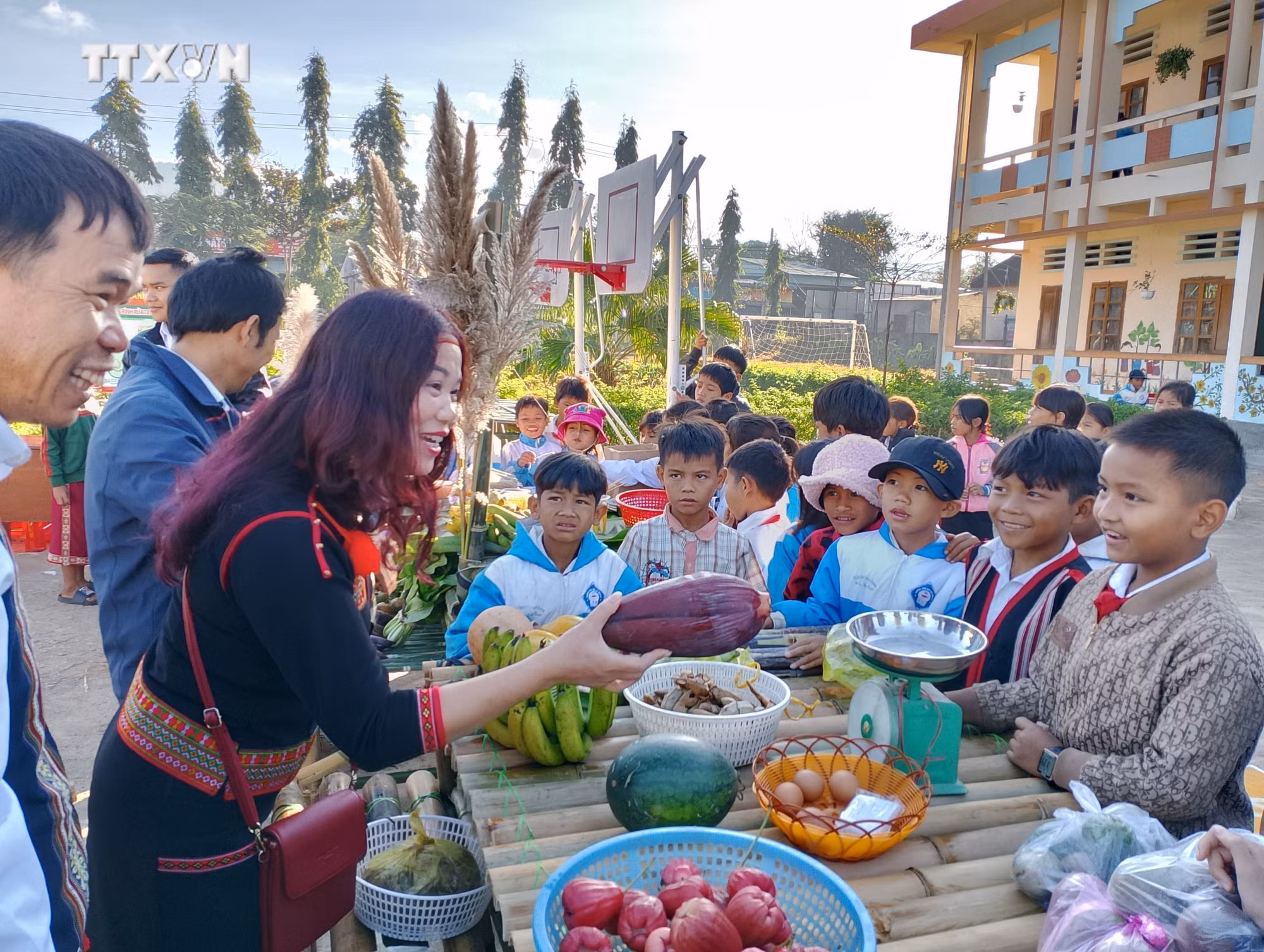 Mang Tết đến với học sinh vùng dân tộc thiểu số ở Kon Tum 
