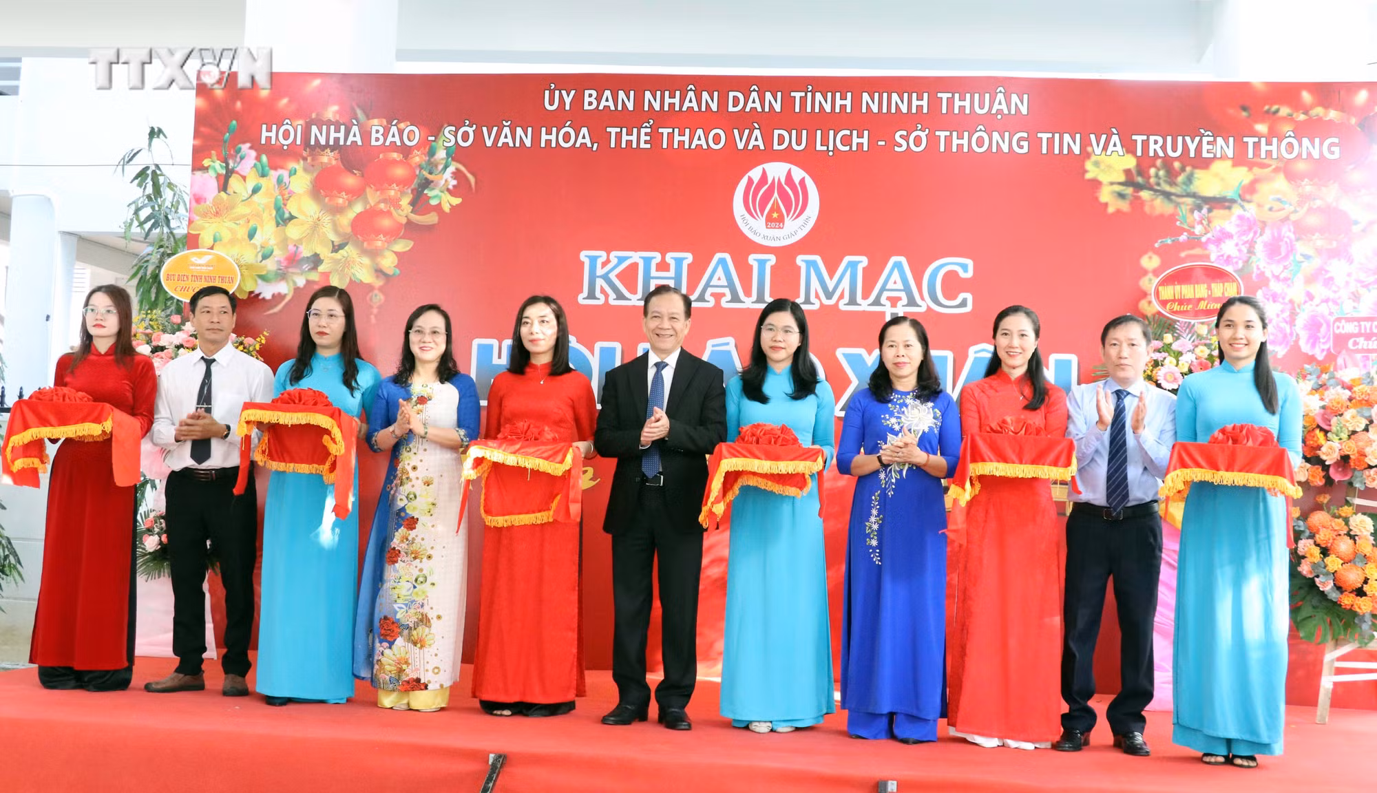 vna_potal_mung_dang_-_mung_xuan_tung_bung_khai_mac_hoi_bao_xuan_ninh_thuan_2024_7211617.jpg