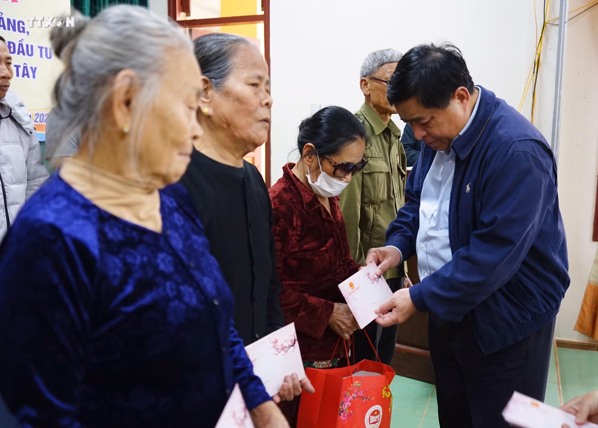 vna_potal_bo_truong_ke_hoach_va_dau_tu_tham_tang_qua_gia_dinh_chinh_sach_va_ho_ngheo_tinh_quang_tri_7210978.jpg
