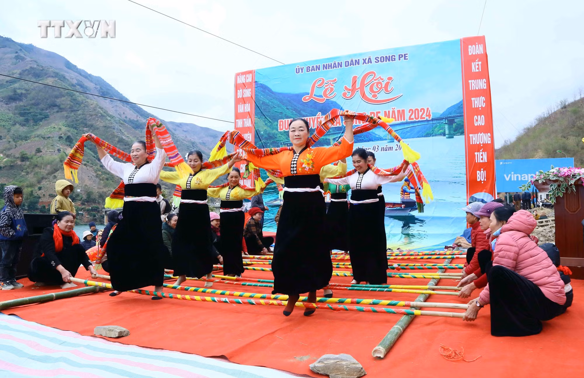 vna_potal_son_la_le_hoi_dua_thuyen_xa_song_pe_nam_2024_7252077 (1).jpg