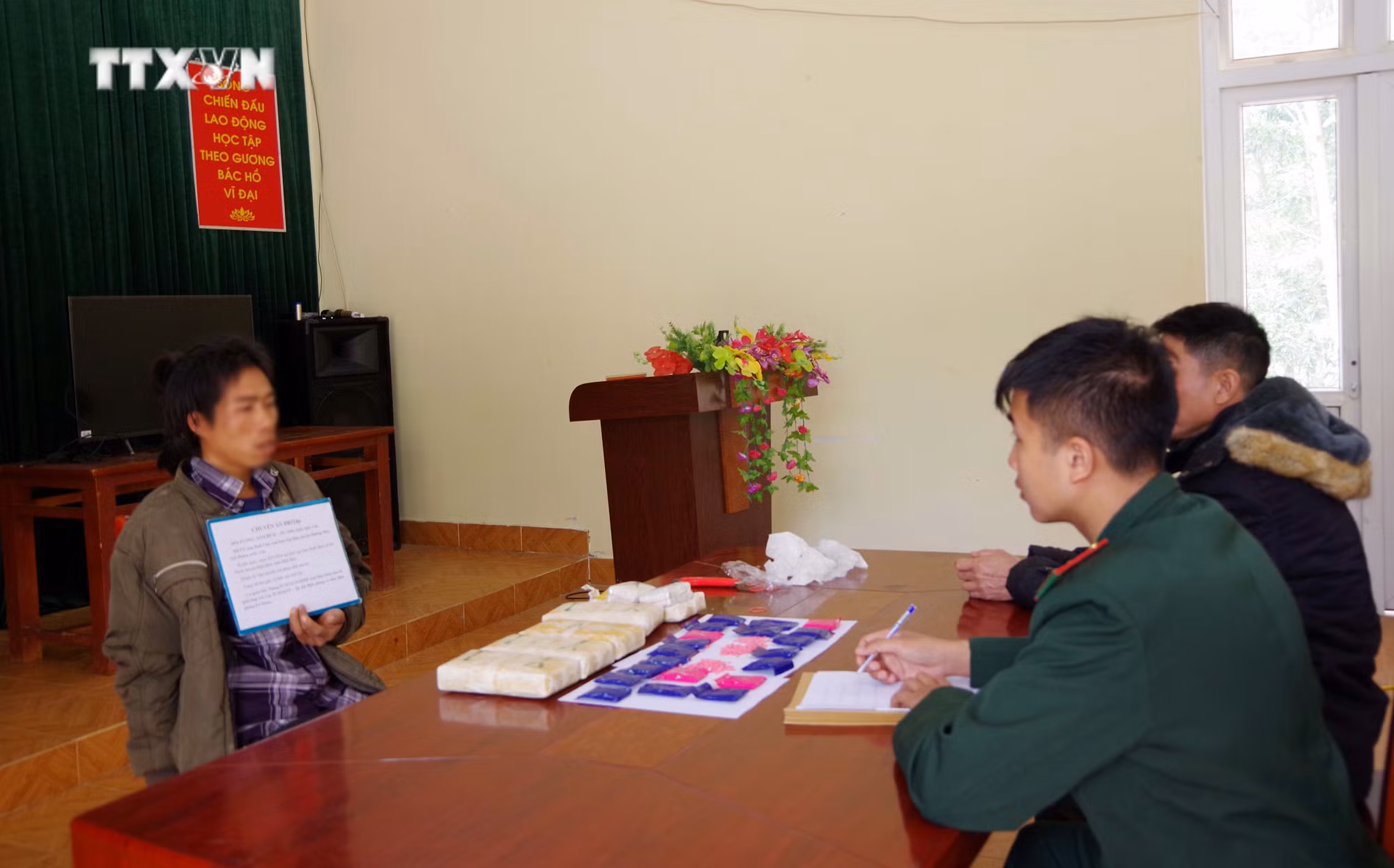 vna_potal_dien_bien_bat_giu_doi_tuong_nuoc_ngoai_van_chuyen_32000_vien_ma_tuy_tong_hop_7252683.jpg