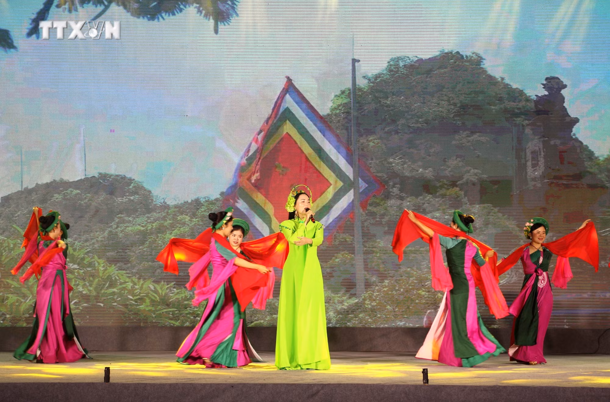vna_potal_lien_hoan_nghe_thuat_dan_gian_truyen_thong_“viet_nam_-_nhung_sac_mau_di_san”_7718798.jpg