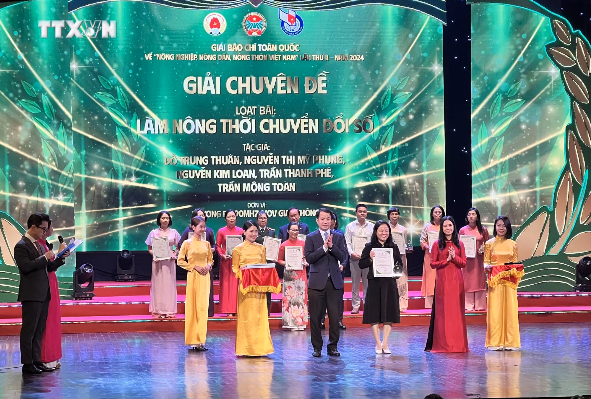vna_potal_trao_giai_bao_chi_toan_quoc_ve_nong_nghiep_nong_dan_nong_thon_viet_nam_lan_thu_hai_7749470.jpg