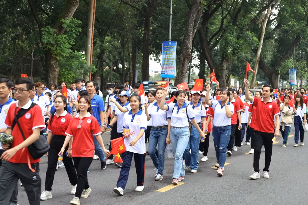 Khoảng 5.000 người tham gia Chương trình đi bộ đồng hành “Vì người nghèo”