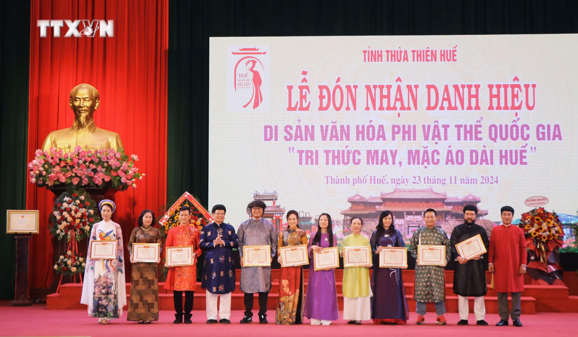 vna_potal_don_nhan_danh_hieu_di_san_van_hoa_phi_vat_the_quoc_gia_tri_thuc_may_mac_ao_dai_hue_7719449.jpg