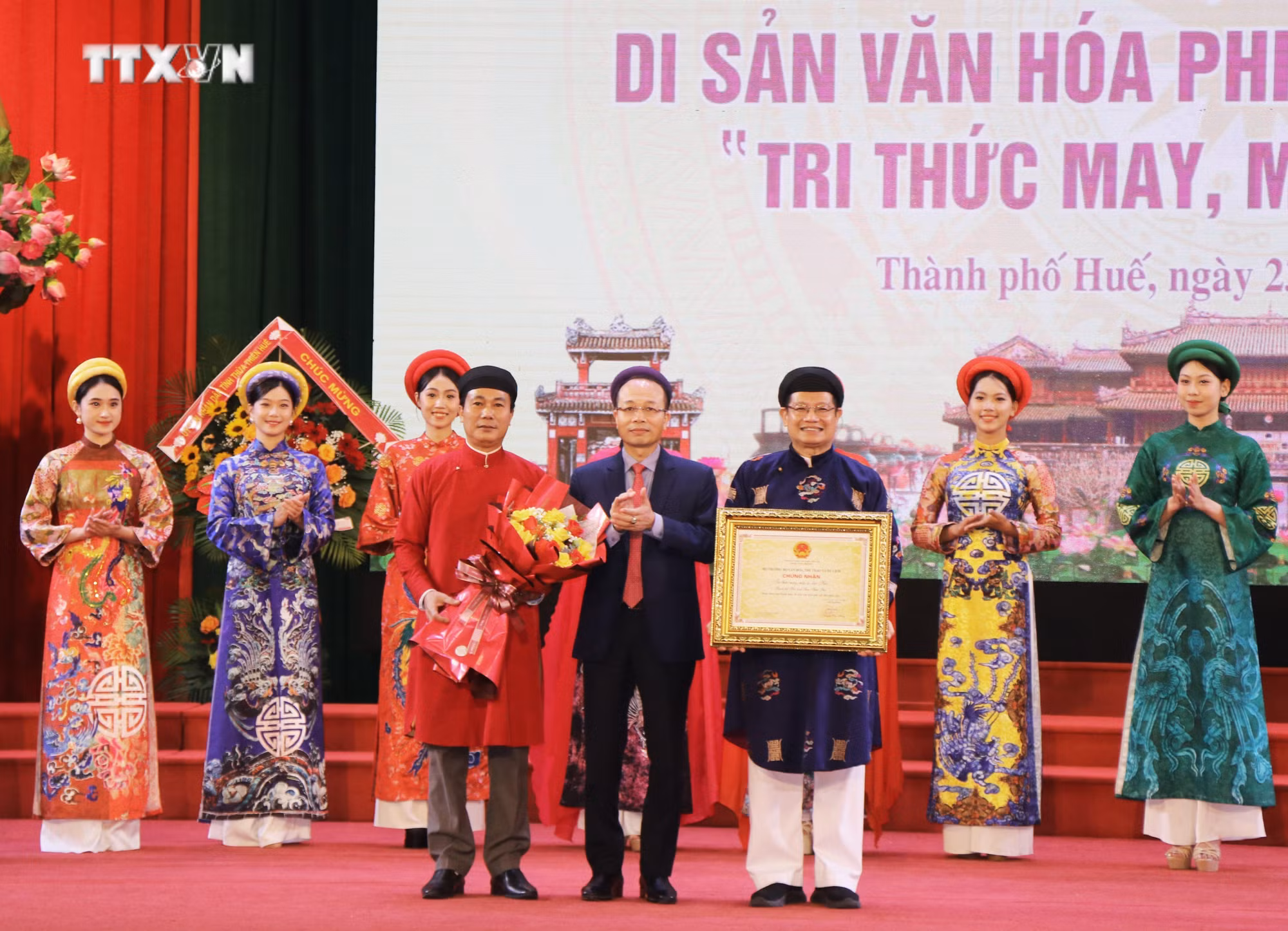 vna_potal_don_nhan_danh_hieu_di_san_van_hoa_phi_vat_the_quoc_gia_tri_thuc_may_mac_ao_dai_hue_7719446.jpg