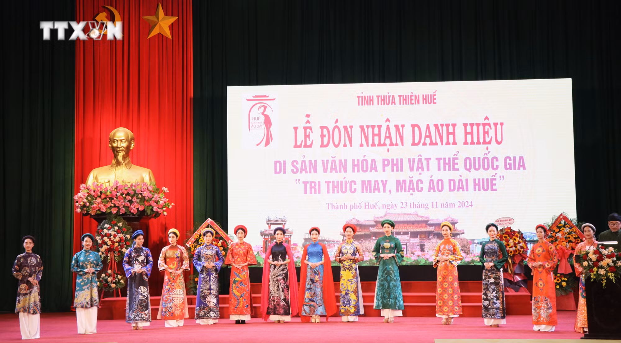 vna_potal_don_nhan_danh_hieu_di_san_van_hoa_phi_vat_the_quoc_gia_tri_thuc_may_mac_ao_dai_hue_7719448.jpg