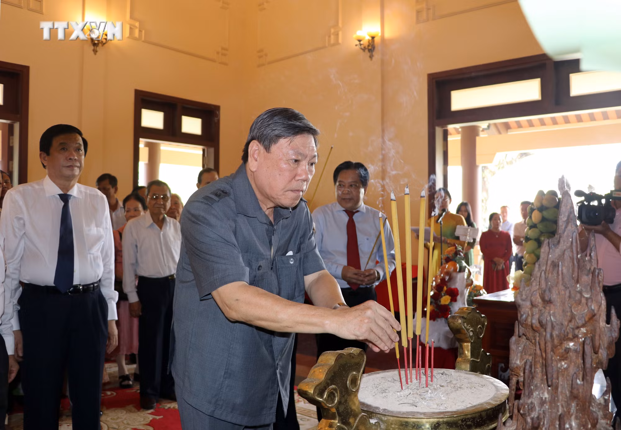 vna_potal_vinh_long_dang_huong_ky_niem_102_nam_ngay_sinh_thu_tuong_chinh_phu_vo_van_kiet_7719628.jpg