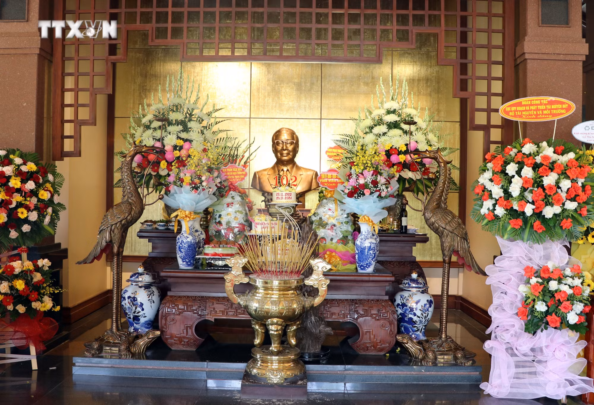 vna_potal_vinh_long_dang_huong_ky_niem_102_nam_ngay_sinh_thu_tuong_chinh_phu_vo_van_kiet_7719630.jpg