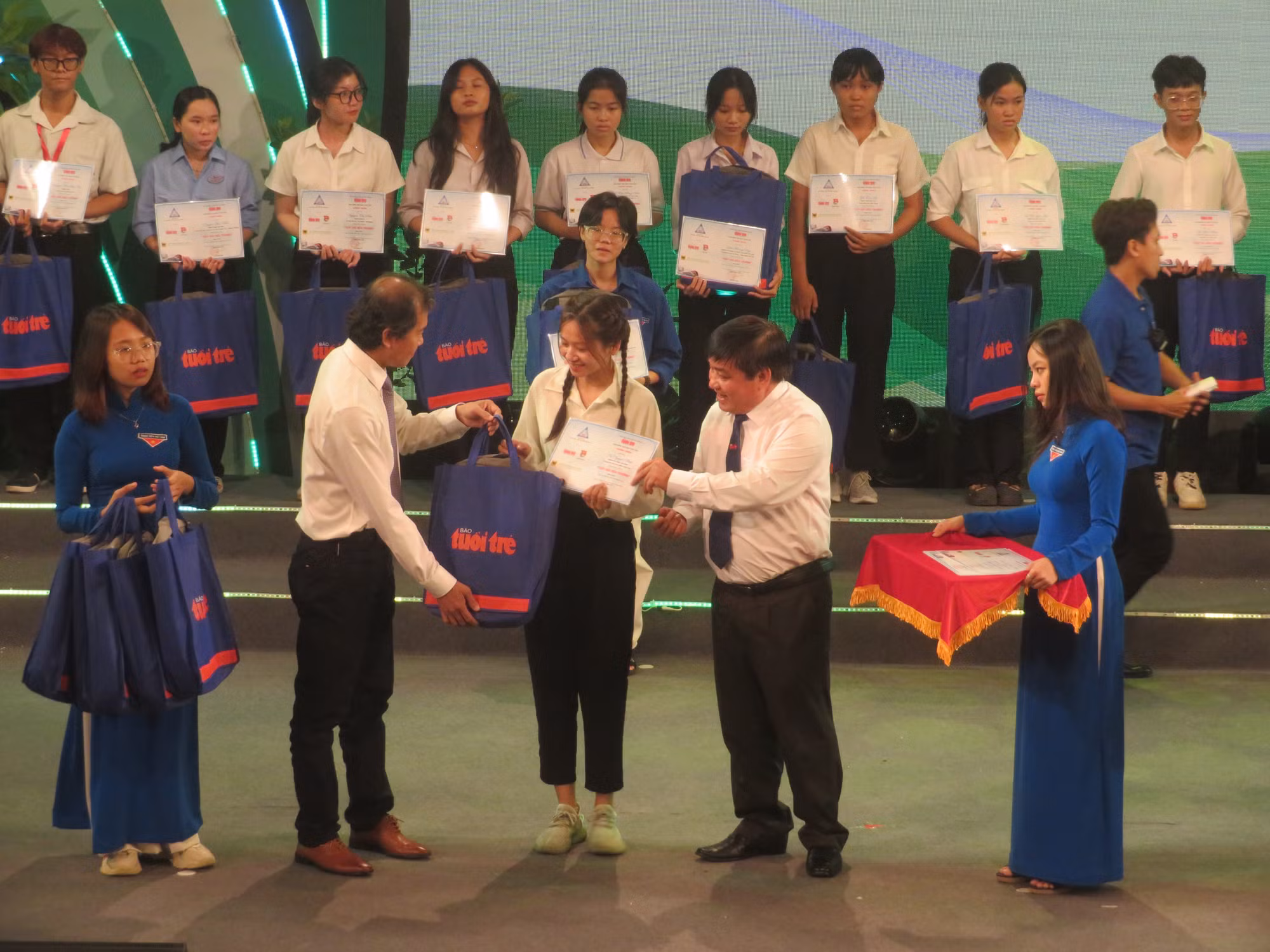 Trao học bổng “Tiếp sức đến trường” cho 111 tân sinh viên vượt khó khu vực Đồng bằng sông Cửu Long