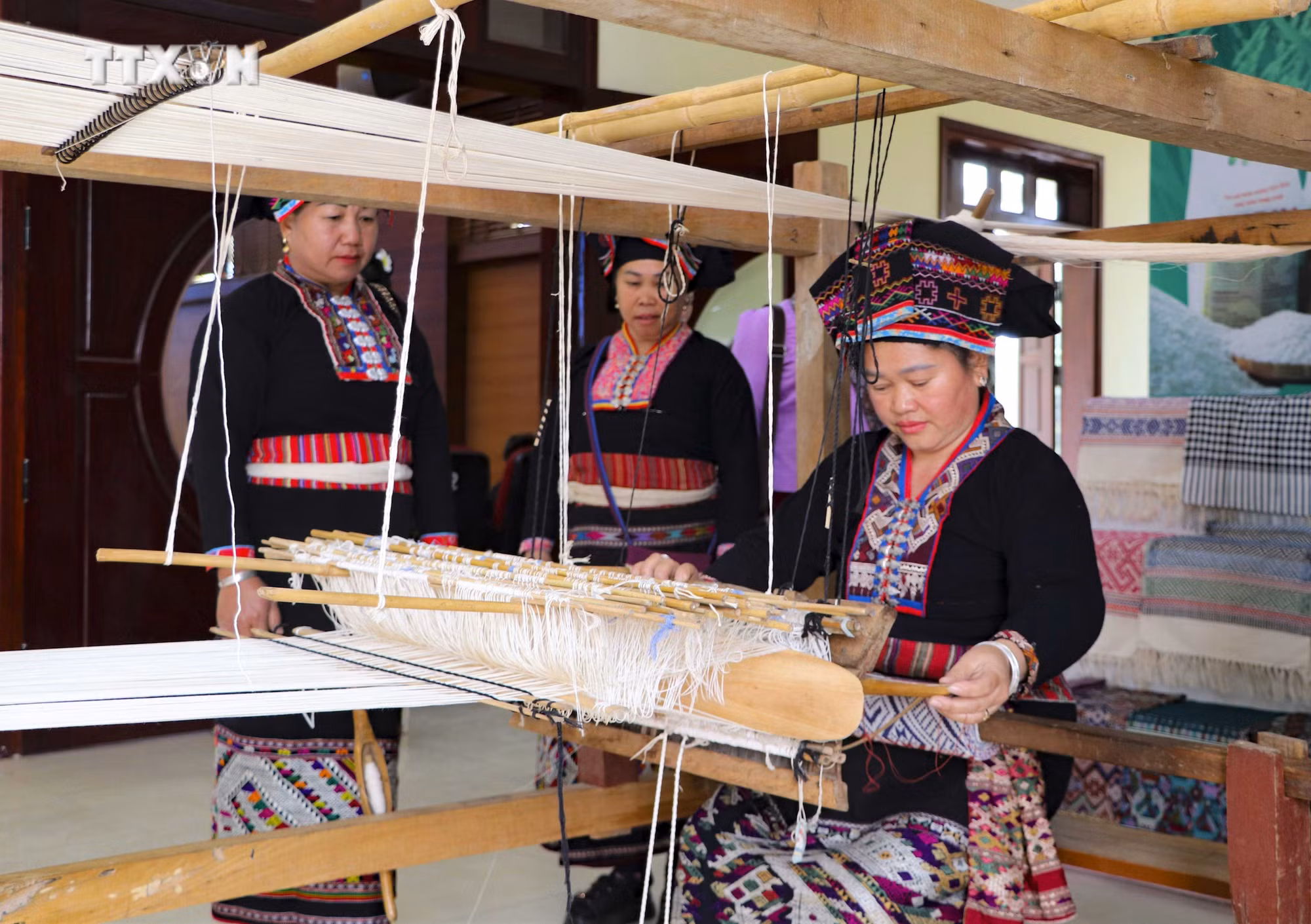 vna_potal_cong_bo_di_san_van_hoa_phi_vat_the_quoc_gia_voi_nghe_thuat_trang_tri_tren_trang_phuc_cua_nguoi_lao_o_dien_bien_7693618.jpg