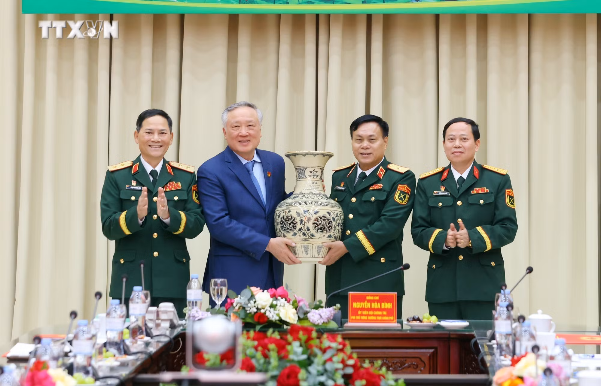 vna_potal_pho_thu_tuong_thuong_truc_nguyen_hoa_binh_tham_binh_chung_phao_binh_7768067.jpg