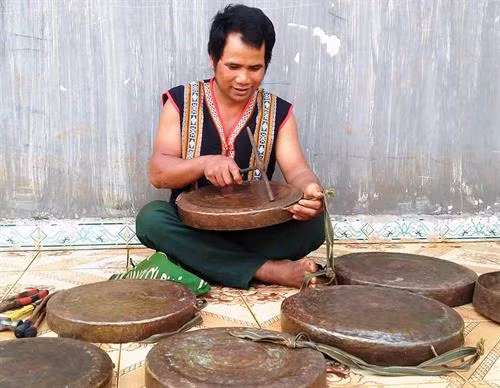 Anh Siu Viu "giữ lửa" nghề chỉnh chiêng