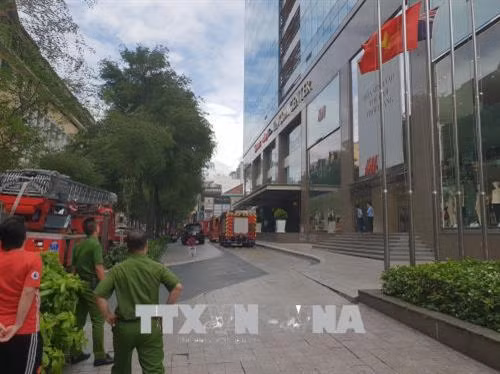 Thành phố Hồ Chí Minh: Cháy tại tòa nhà cao tầng, hàng trăm người được sơ tán kịp thời