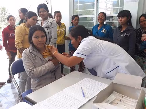 Cô đỡ Ka Tơr Thị Nính tận tụy vì cộng đồng