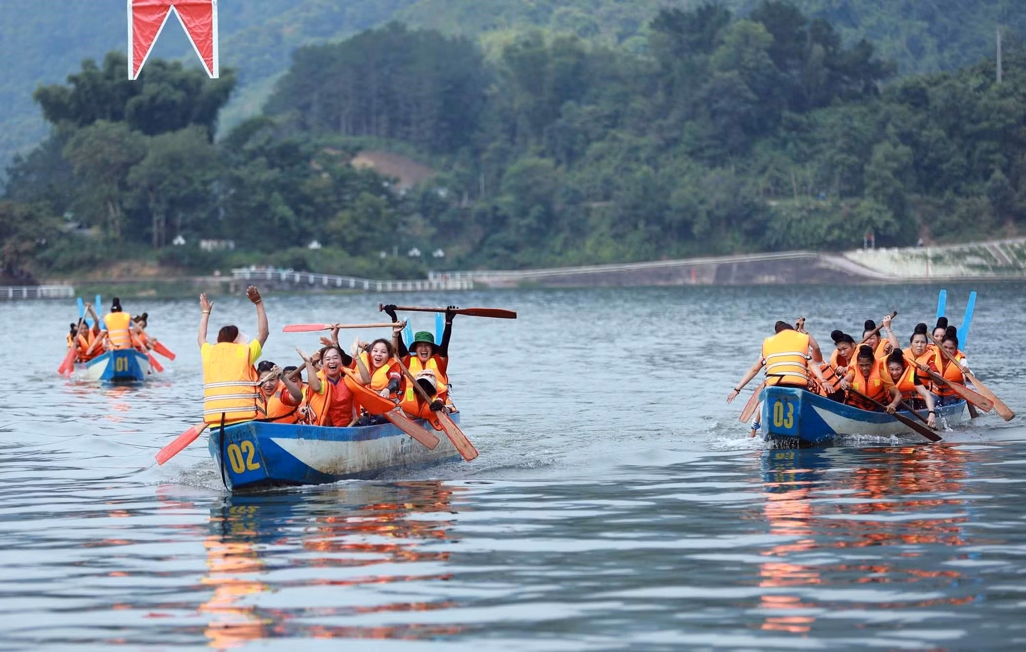 1.	Các vận động viên nữ tham gia tranh tài vòng Chung kết giải đua thuyền đuôi én năm 2023. Ảnh: Quý Trung – TTXVN