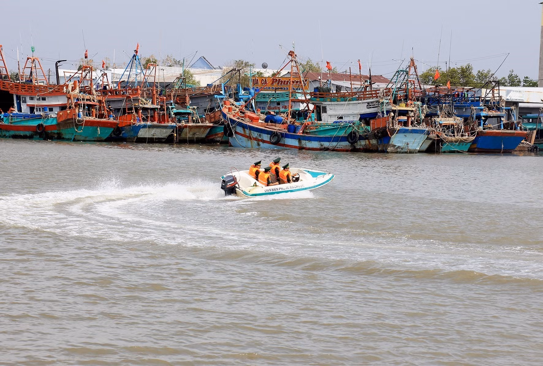 Cán bộ, chiến sĩ đồn Biên phòng Rạch Gốc (Bộ đội Biên phòng tỉnh Cà Mau) tuần tra, kiểm soát trên vùng cửa biển Cà Mau. Ảnh: Hồng Đạt - TTXVN