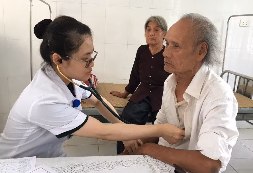 Khám, cấp phát thuốc miễn phí cho đồng bào dân tộc thiểu số ở huyện Ba Vì. Ảnh: hanoimoi.vn