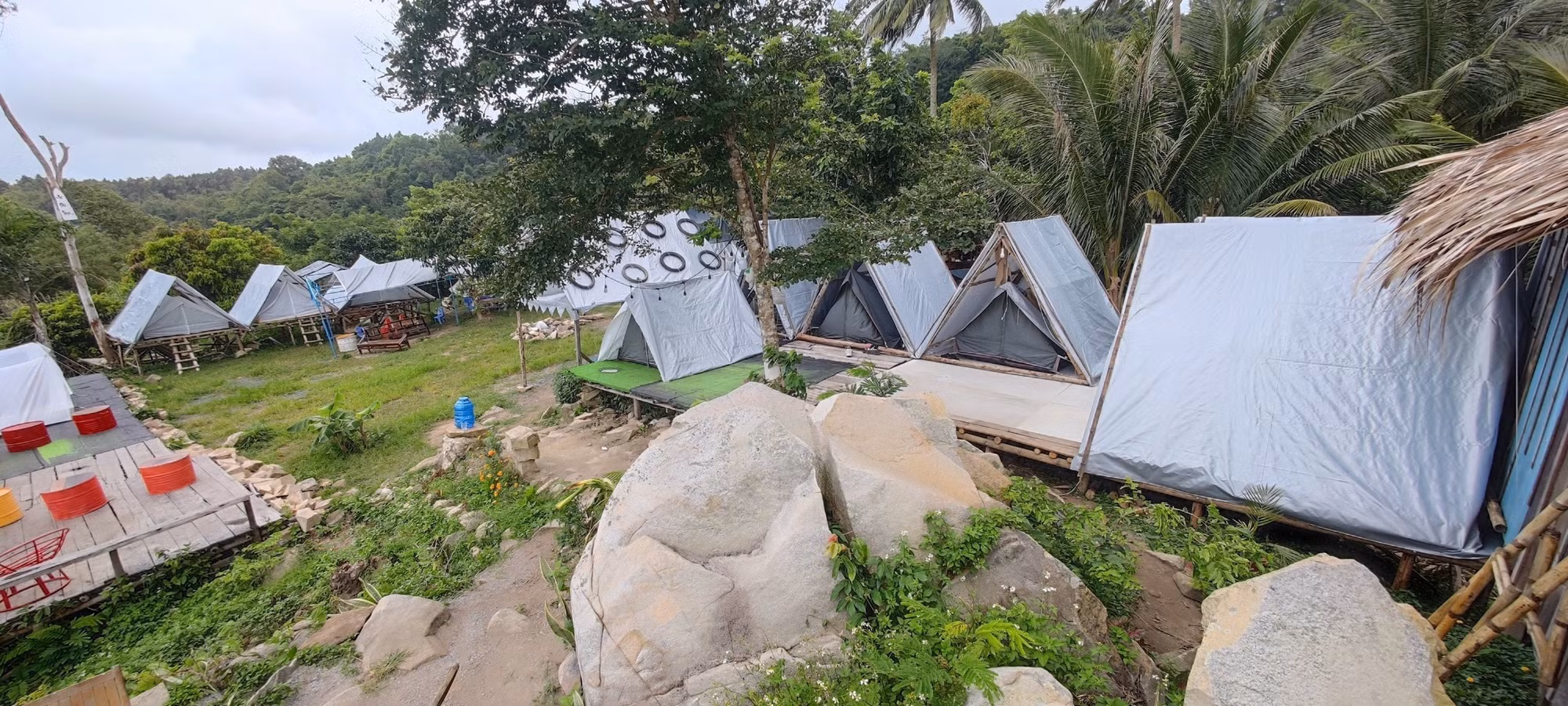Một trong nhiều homestay xây dựng tự phát trên Núi Cấm. Ảnh: TTXVN phát.