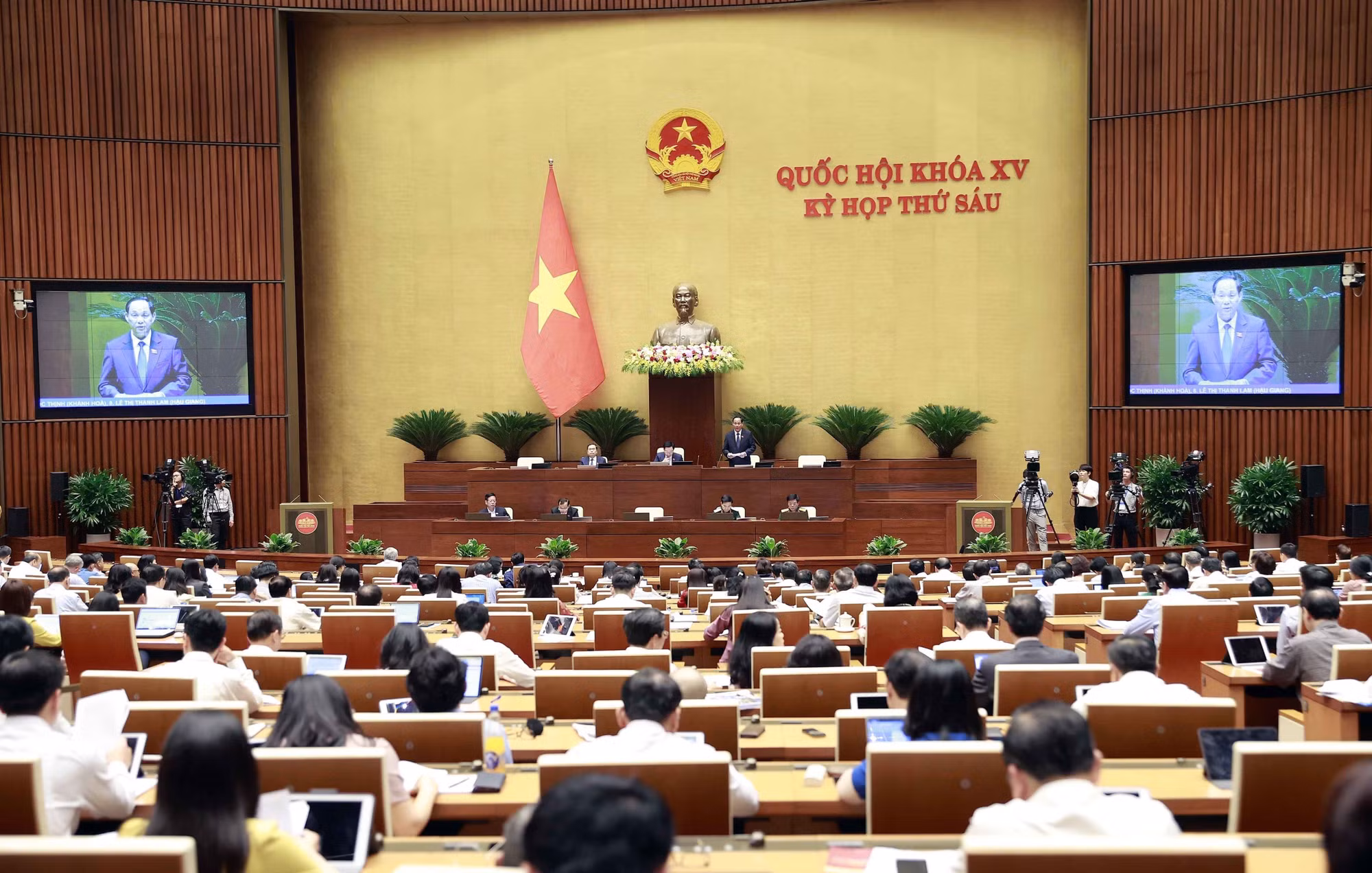 Tiếp tục chương trình Kỳ họp thứ sáu, Quốc hội khoá XV, chiều 24/10/2023, tại Nhà Quốc hội, Quốc hội thảo luận ở hội trường về một số nội dung còn ý kiến khác nhau của dự án Luật Quản lý, bảo vệ công trình quốc phòng và khu quân sự. Trong ảnh: Phó Chủ tịc