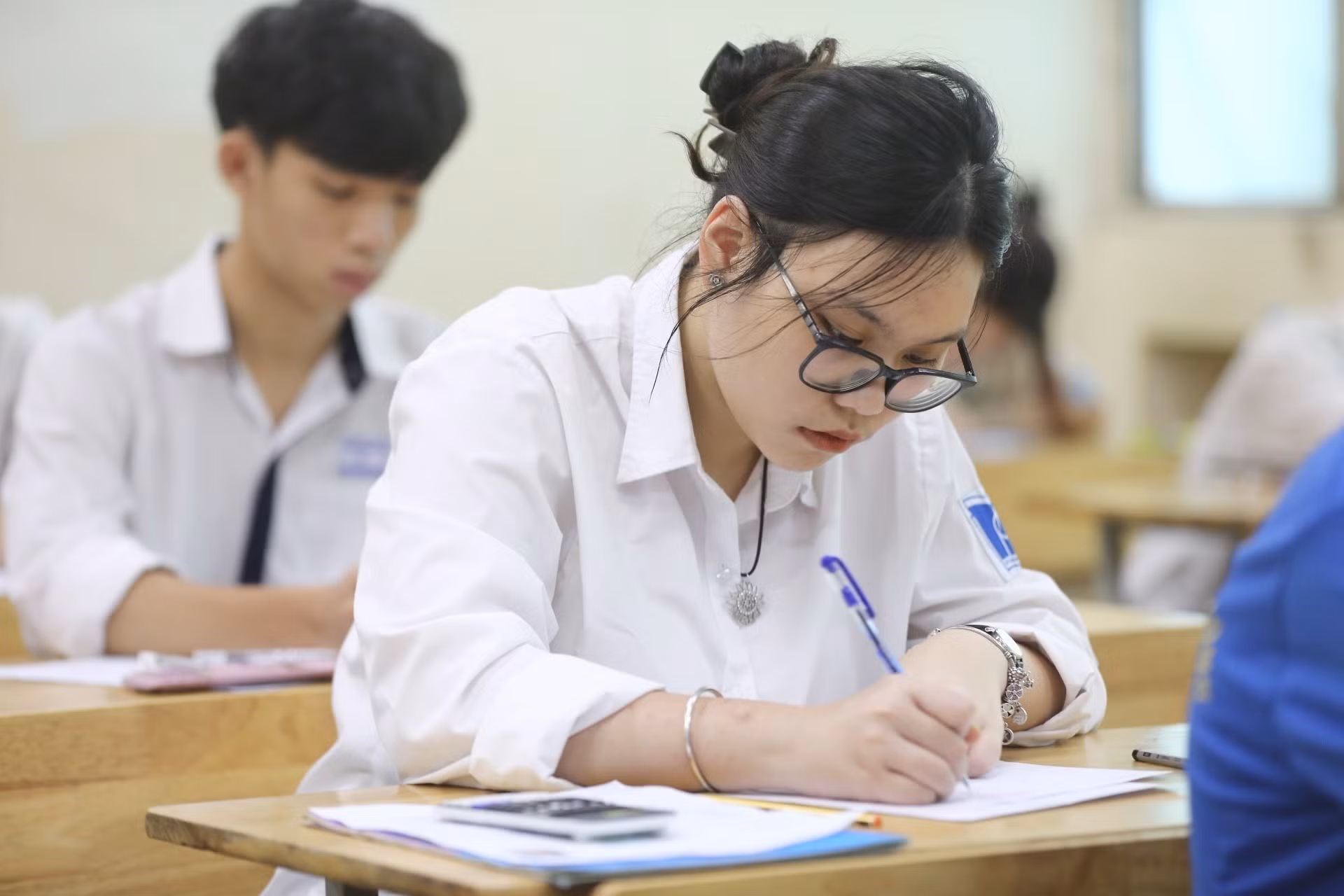 Thí sinh chuẩn bị làm bài thi tổ hợp Khoa học tự nhiên tại điểm thi trường THPT Nguyễn Trãi (Hà Nội). Ảnh: Minh Quyết - TTXVN