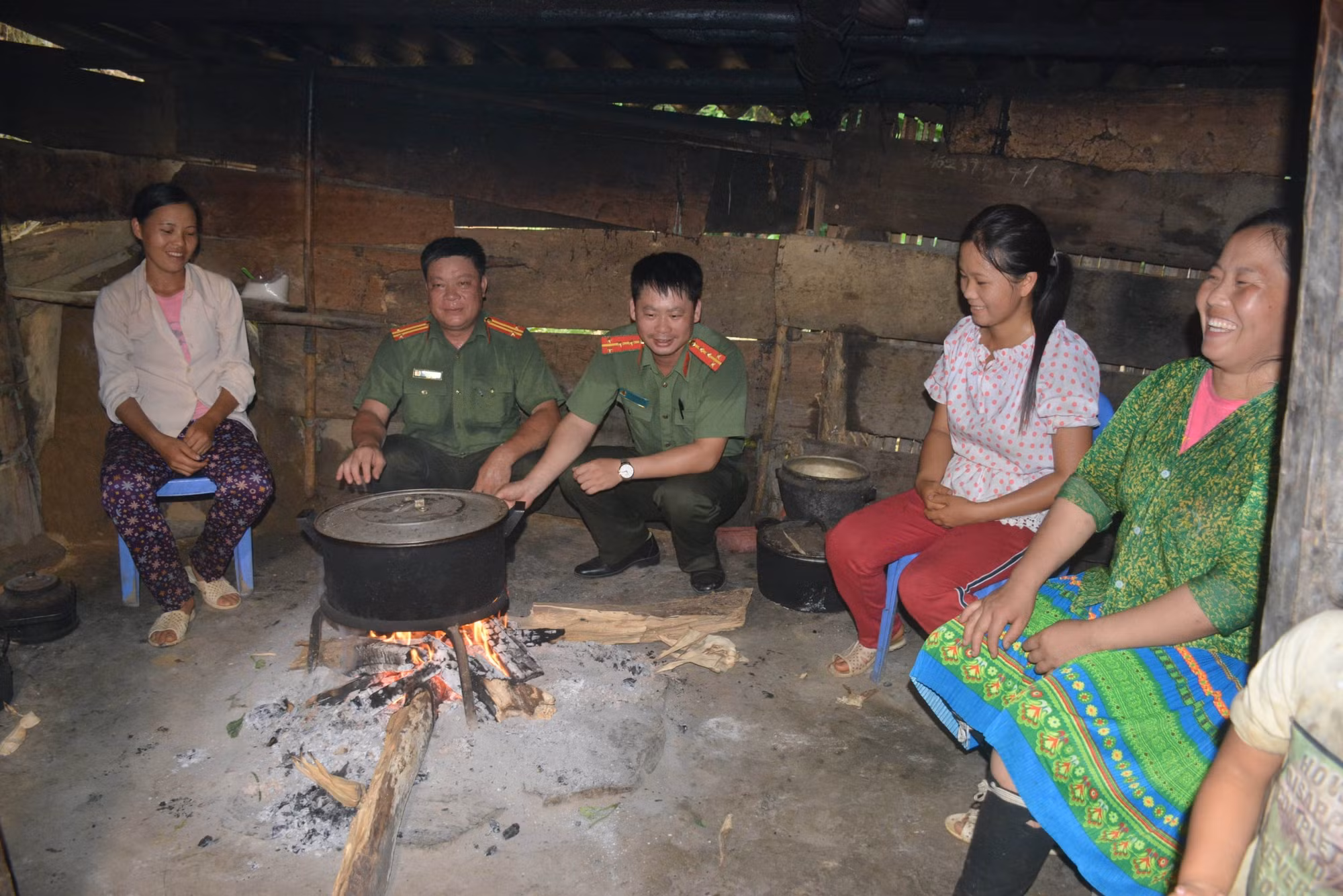 Đội an ninh công an huyện Na hang luôn thực hiện "4 cùng" với đồng bào Mông trên địa bàn huyện. Ảnh: TTXVN phát