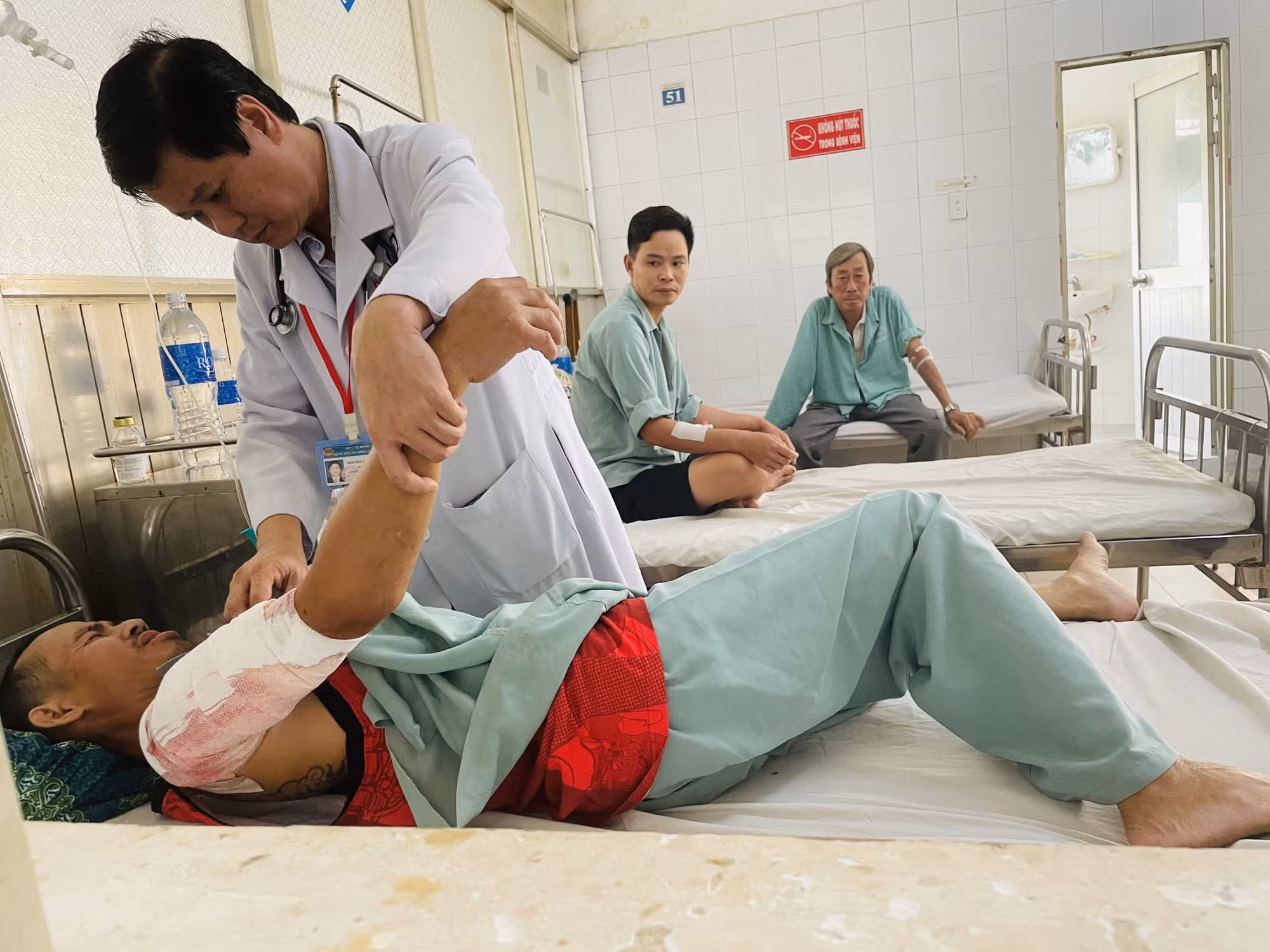 Bệnh nhân P.T.D. tự ý đáp lá cây lên vết thương để điều trị bệnh theo bài thuốc dân gian dẫn đến áp xe, nhiễm trùng nặng đang được theo dõi, điều trị tại Bệnh viện đa khoa Thống Nhất. Ảnh: Lê Xuân-TTXVN