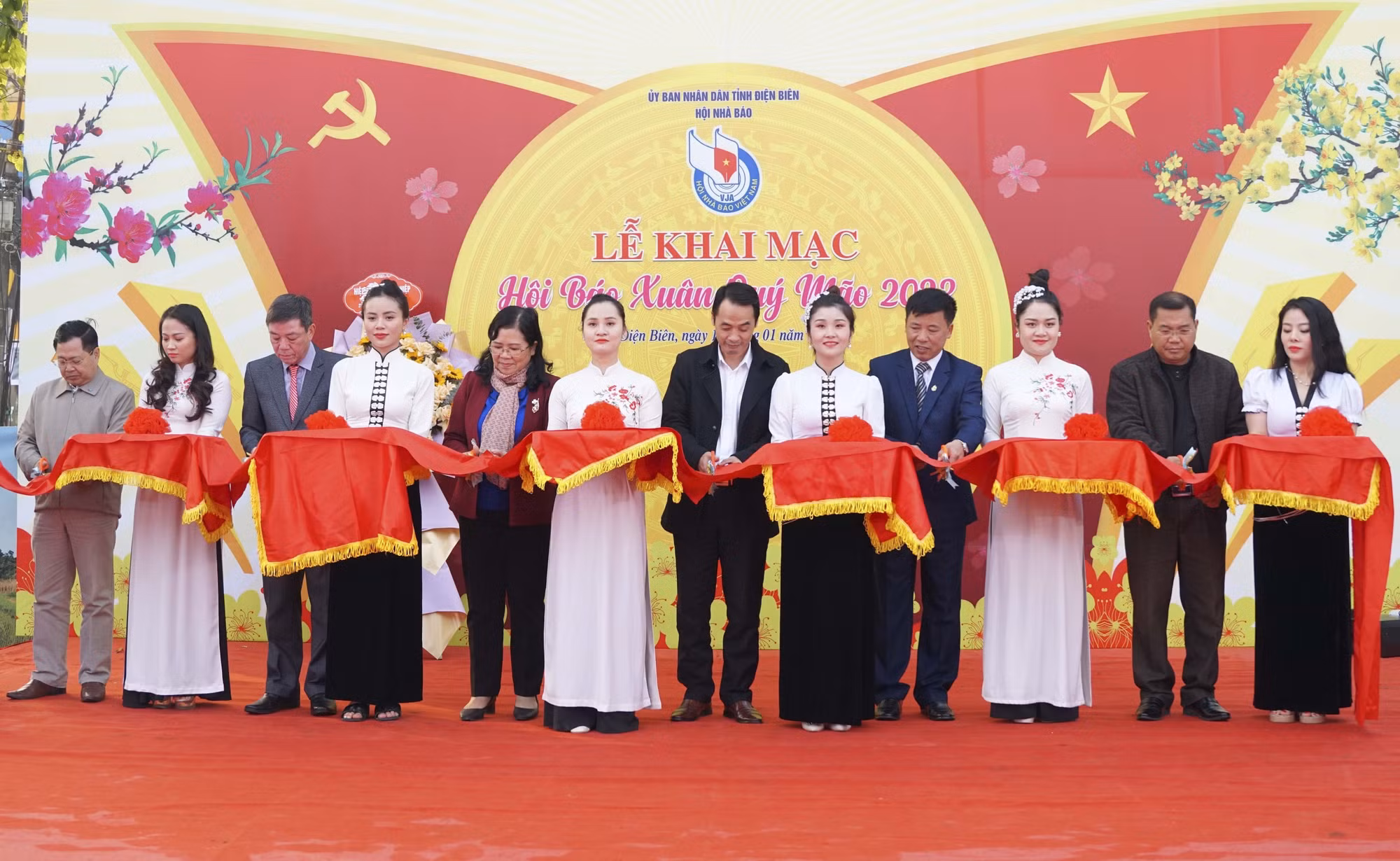 Đại biểu cắt băng khai mạc Hội báo Xuân Quý Mão 2023. Ảnh: Xuân Tư – TTXVN