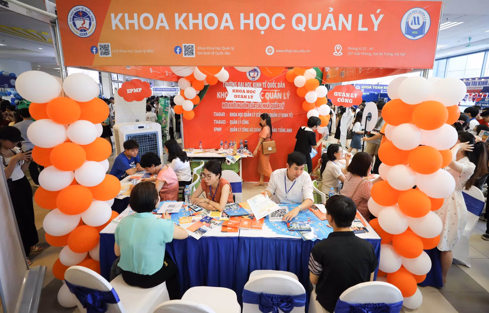 Phụ huynh, học sinh tìm hiểm thông tin, nghe tư vấn về đào tạo của Trường đại học Kinh tế Quốc dân trong Ngày hội tư vấn tuyển sinh hướng nghiệp. Ảnh: Thanh Tùng - TTXVN