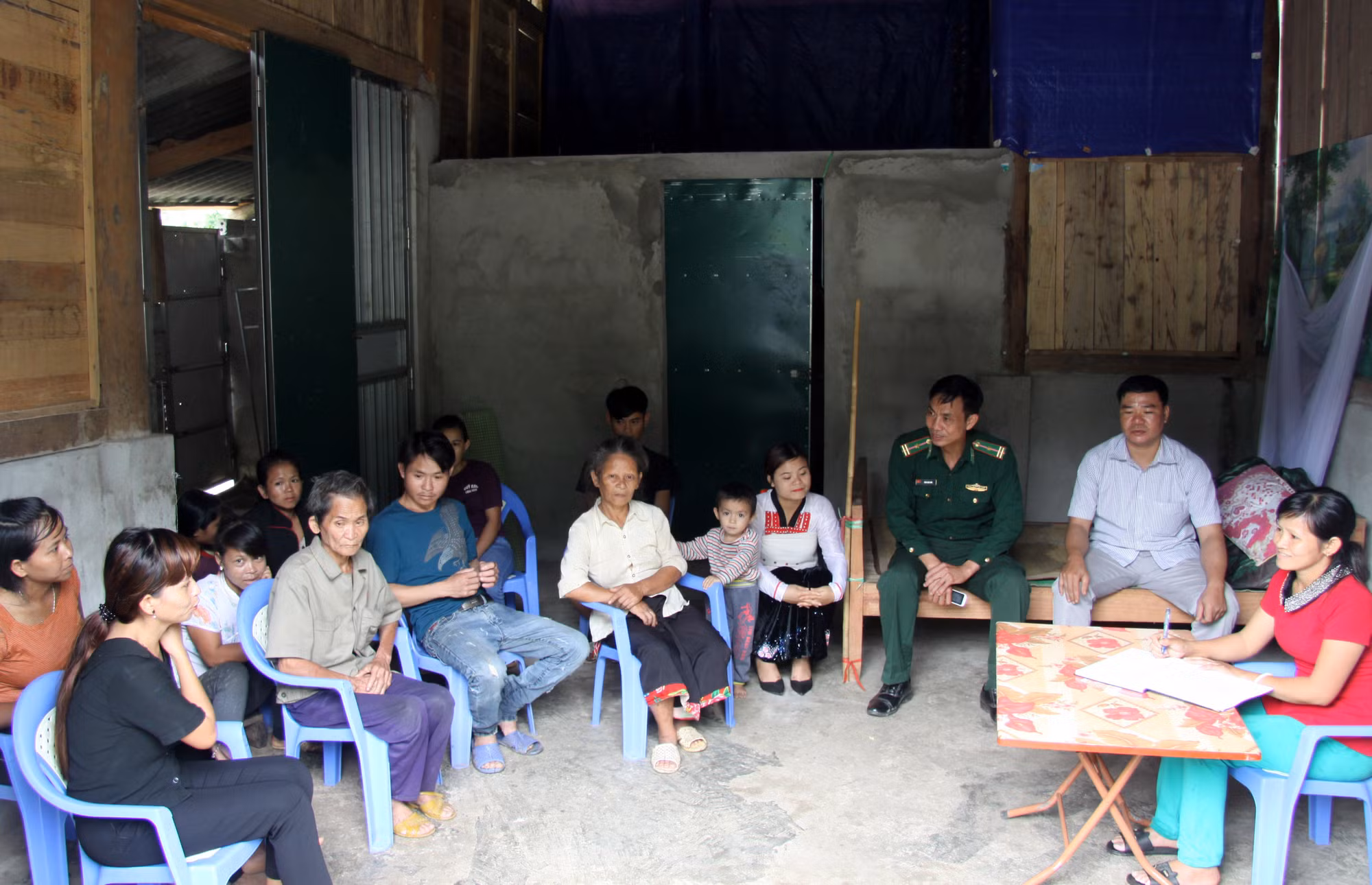 Đồng bào dân tộc Mảng ở bản Nậm Sảo I, xã Trung Chải, huyện Nậm Nhùn (Lai Châu) họp bàn công việc của bản. Ảnh: Việt Hoàng