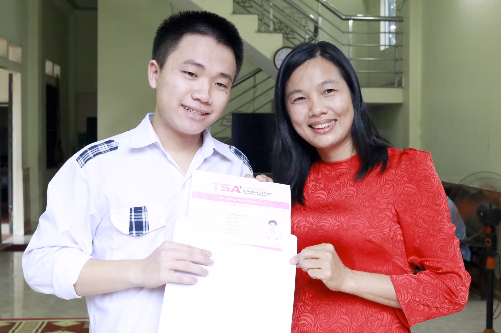 Nguyễn Mạnh Thắng chia sẻ niềm vui với cô giáo chủ nhiệm Nguyễn Thị Hường. Ảnh: Đồng Thúy-TTXVN