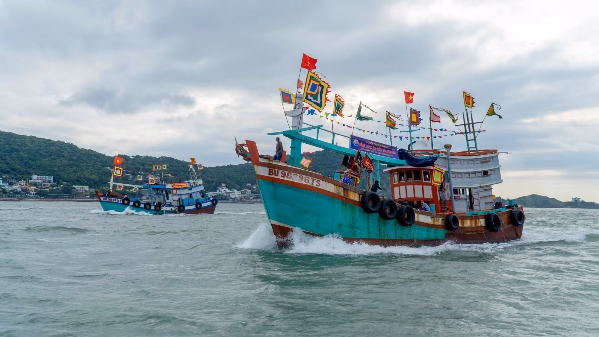 Đoàn ghe tiến ra biển để thực hiện nghi lễ rước Ông về đình thần Thắng Tam. Ảnh: Đoàn Mạnh Dương