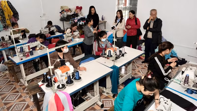 Nhiều người khuyết tật ở huyện miền núi Nho Quan (Ninh Bình) được hỗ trợ máy may đã có việc làm ổn định, tăng thu nhập. Ảnh: nhandan.vn