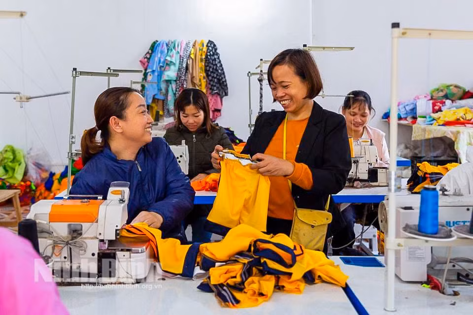 HTX may mặc Cúc Phương giải quyết việc làm cho nhiều lao động nữ tại địa phương, trong đó có nhiều phụ nữ khuyết tật. Ảnh:hoilienhiepphunutinh.ninhbinh.gov.vn
