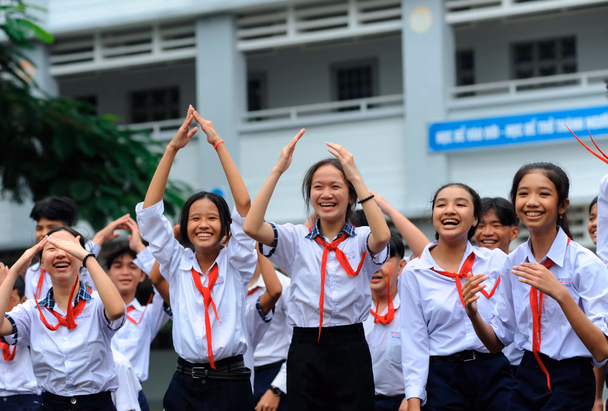 Niềm vui của học sinh Trường trung học cơ sở Tôn Đức Thắng ở phường 5, thành phố Sóc Trăng. Ảnh: An Hiếu