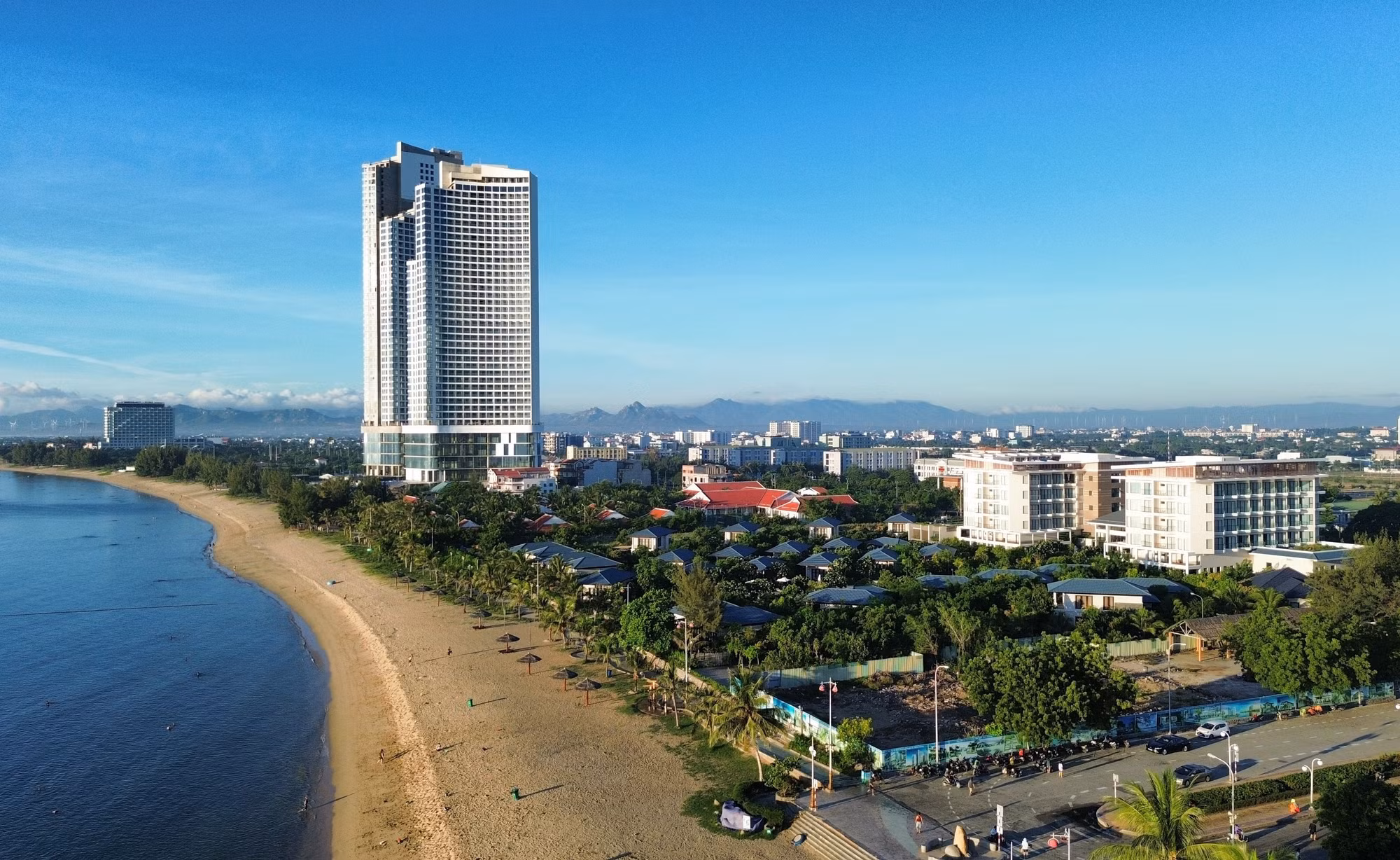 Nhiều resort, khách sạn hạng sang được đầu tư xây dựng tại thành phố Phan Rang – Tháp Chàm (Ninh Thuận) để phục vụ du khách. Ảnh: Nguyễn Thành – TTXVN