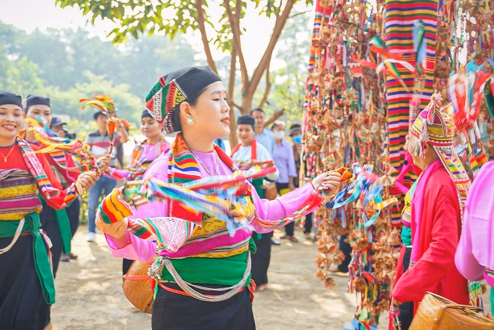 Sau phần lễ của Ậu Máy là phần hội. Tất cả các trò diễn đều xoay quanh cây Bông, mô phỏng lại các phong tục, tập quán của người Mường, phản ánh đời sống tâm linh văn hóa của người Mường. Ảnh: Tuấn Đức – TTXVN