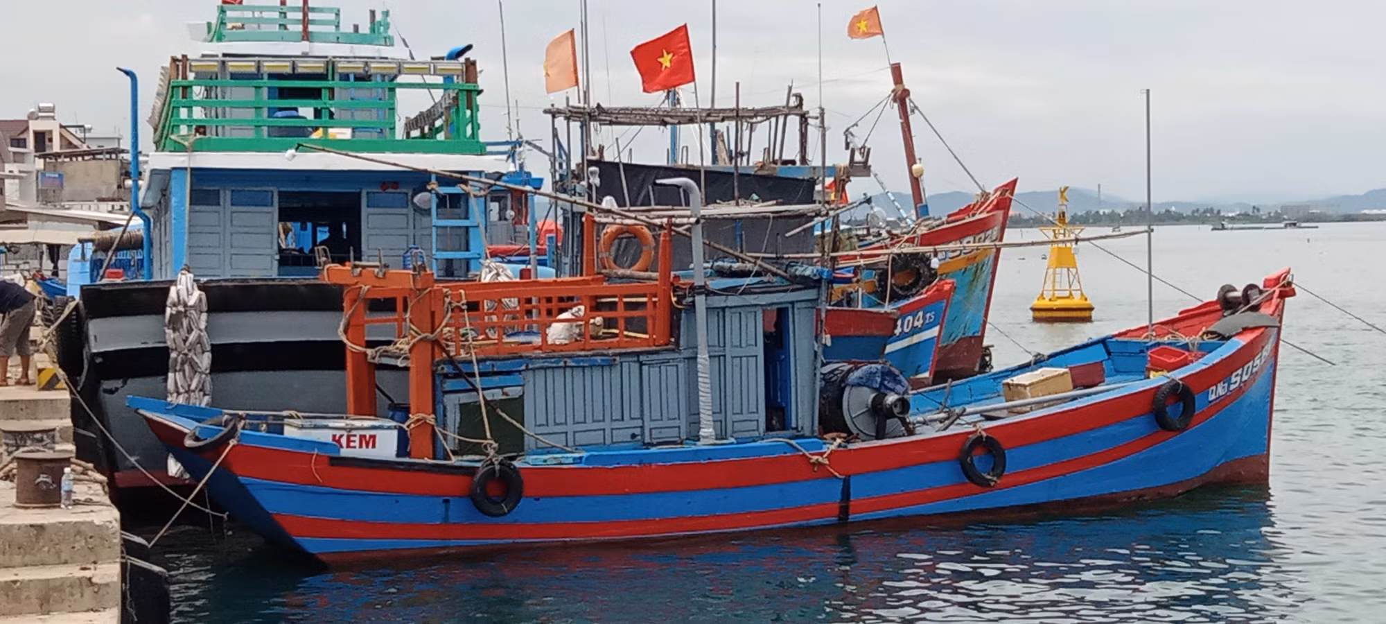 Tàu thuyền có công suất lớn của xã đảo Tam Hải (Núi Thành, Quảng Nam) được bố trí chỗ neo đậu an toàn trong mùa mưa bão. Ảnh: Đoàn Hữu Trung - TTXVN