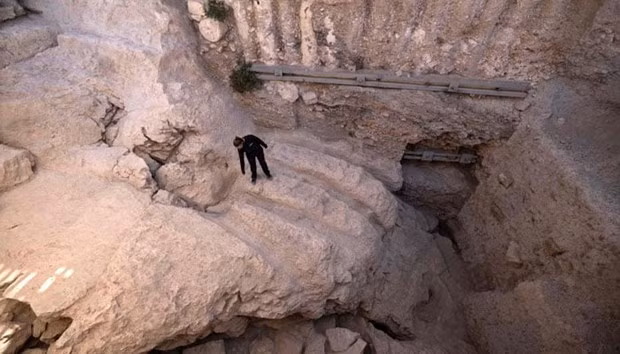Các đường ống bằng đá đẽo được các nhà khảo cổ học Israel khai quật mới đây. Nguồn: The News