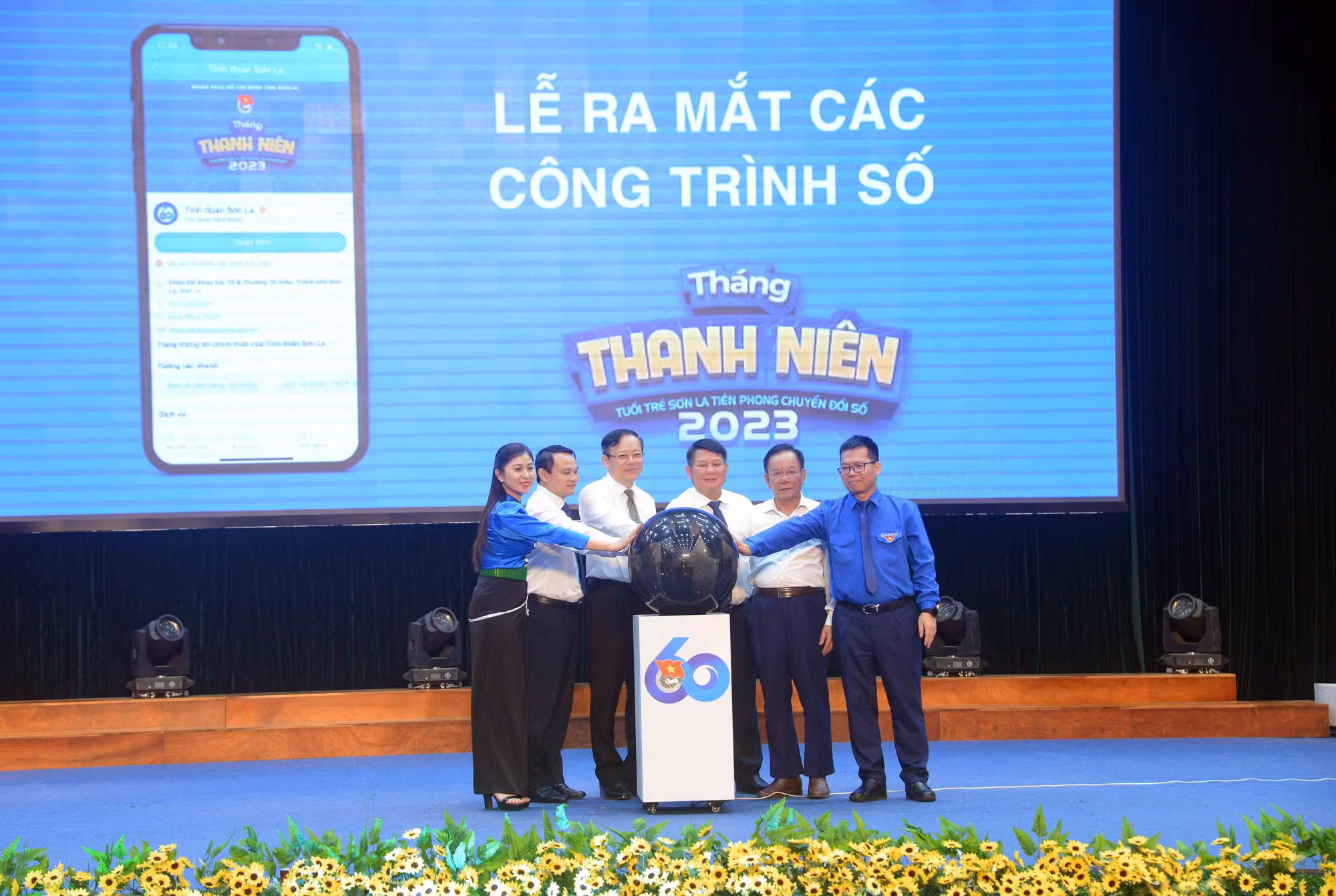 Các đại biểu thực hiện nghi Lễ ra mắt các công trình số của Tỉnh đoàn Sơn La. Ảnh: Quang Quyết-TTXVN