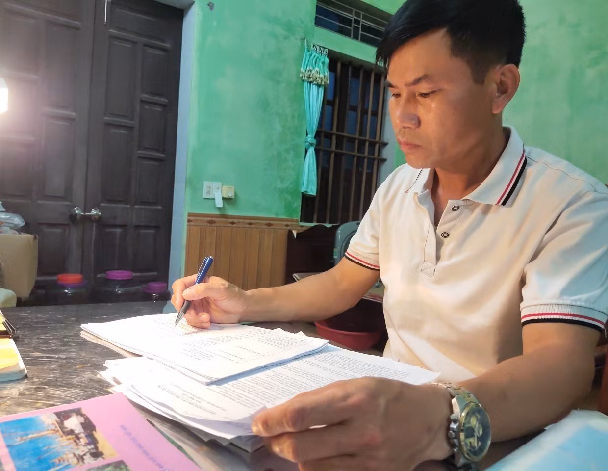 Ông Nguyễn Duy Lam, thí sinh lớn tuổi nhất tại Thái Bình trong Kỳ thi tốt nghiệp THPT, tranh thủ ôn tập. Ảnh: TTXVN phát
