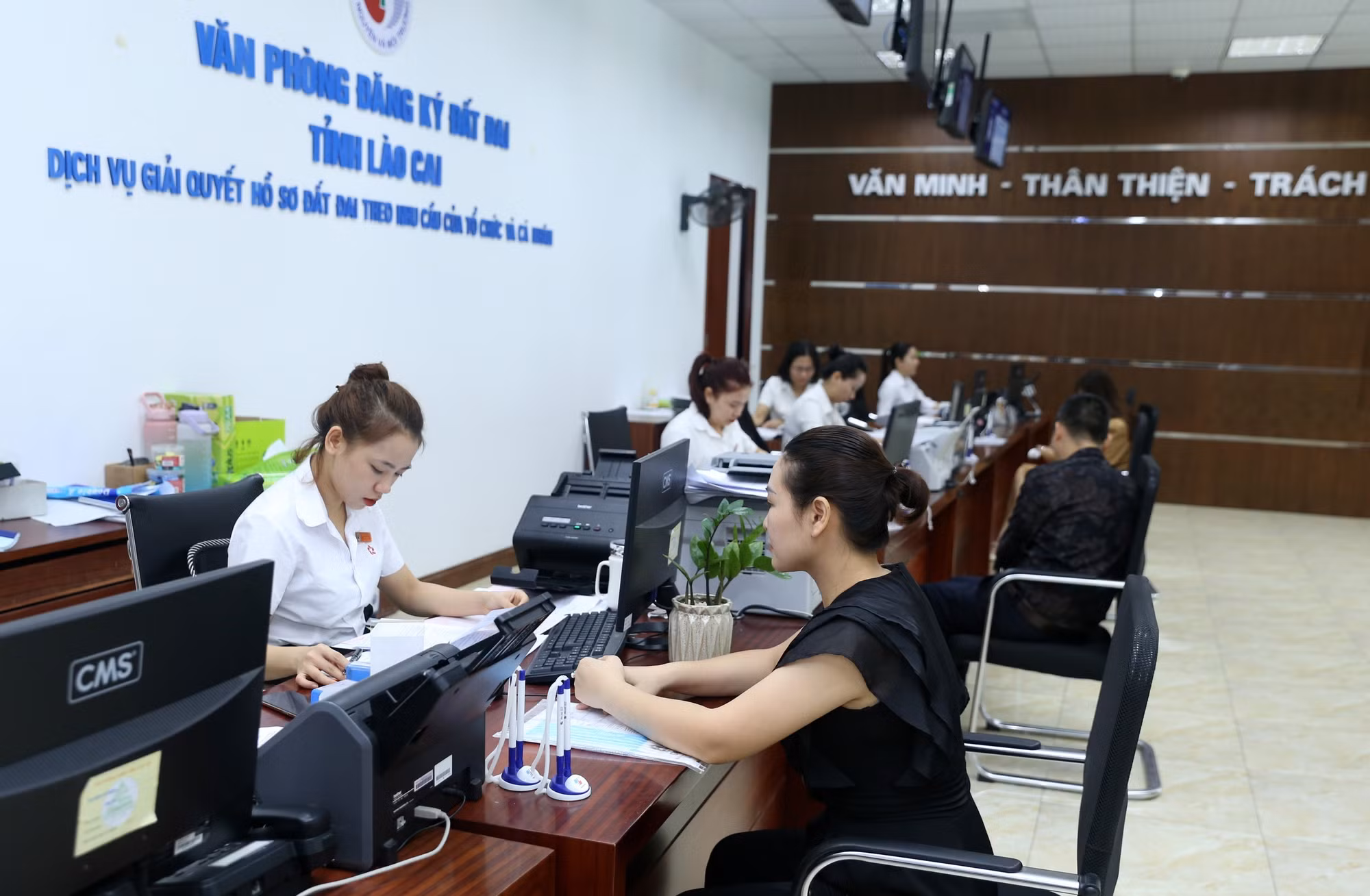 Người dân, doanh nghiệp đến bộ phận một cửa Trung tâm dịch vụ hành chính công tỉnh Lào Cai giải quyết thủ tục hành chính. Ảnh: Quốc Khánh - TTXVN