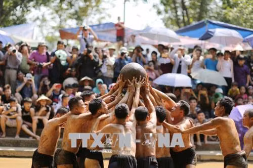 Độc đáo hội vật cầu nước tại Làng Vân năm 2018