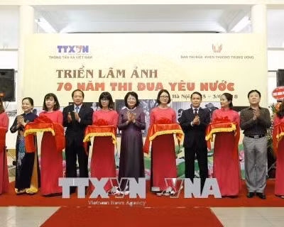 Khai mạc Triển lãm ảnh "70 năm thi đua yêu nước"