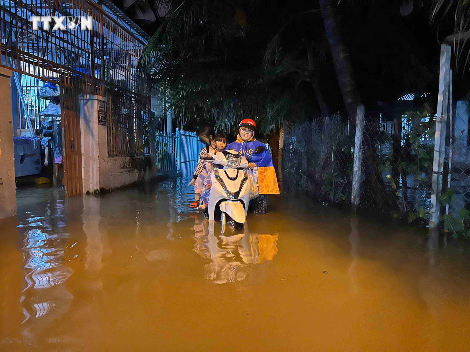vna_potal_khanh_hoa_mot_so_noi_cua_nha_trang_ngap_trong_dem_7758262.jpg